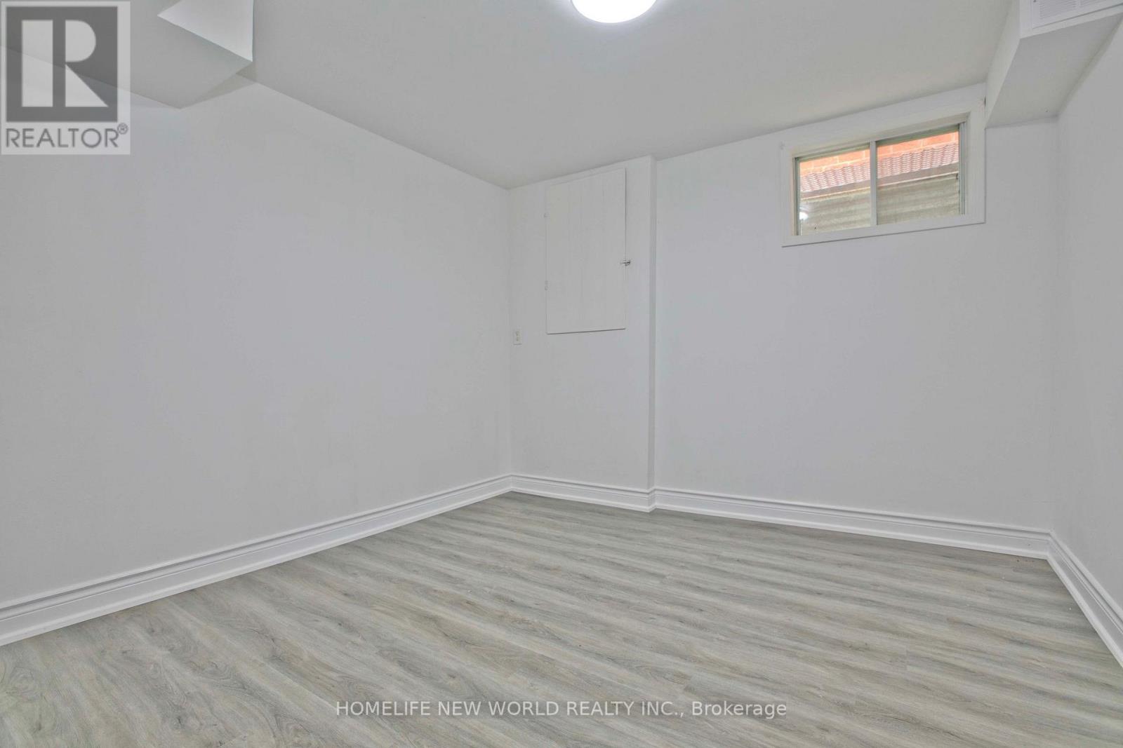 Photo 28 of 94 Weldrick Road E, Richmond Hill ON