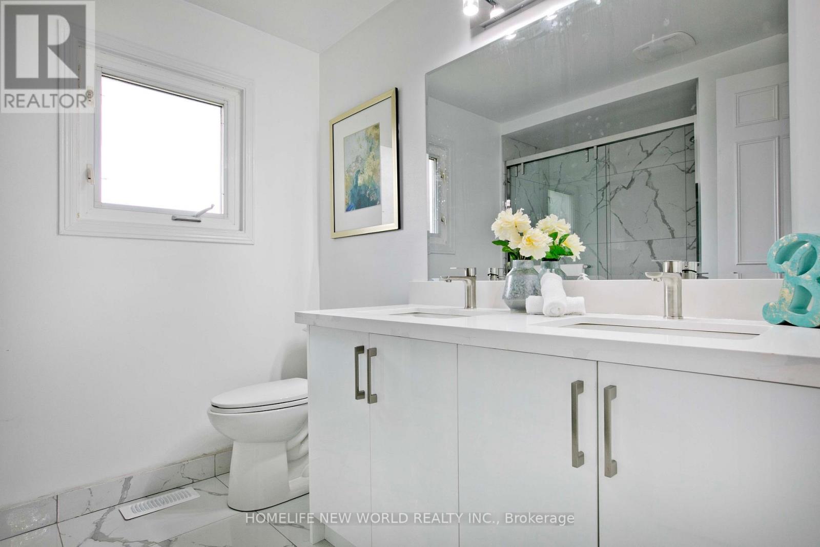 Photo 29 of 94 Weldrick Road E, Richmond Hill ON