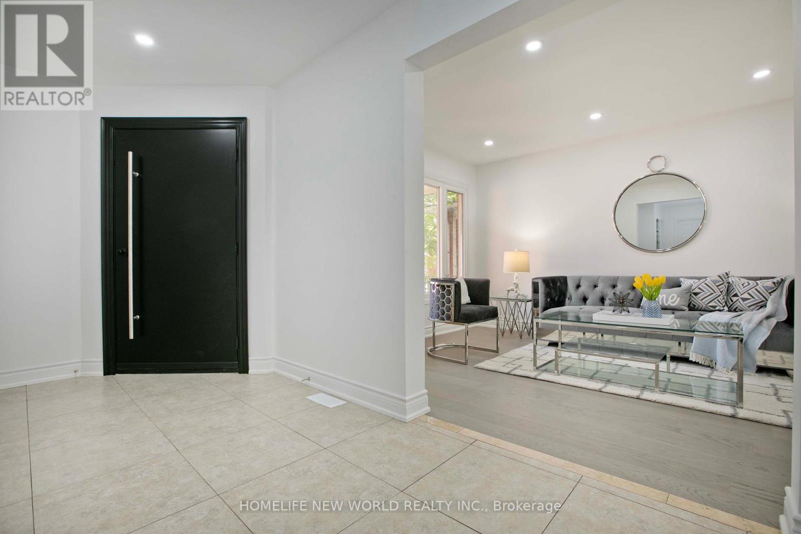 Photo 3 of 94 Weldrick Road E, Richmond Hill ON