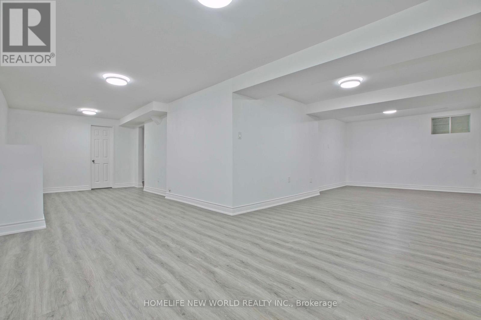 Photo 31 of 94 Weldrick Road E, Richmond Hill ON
