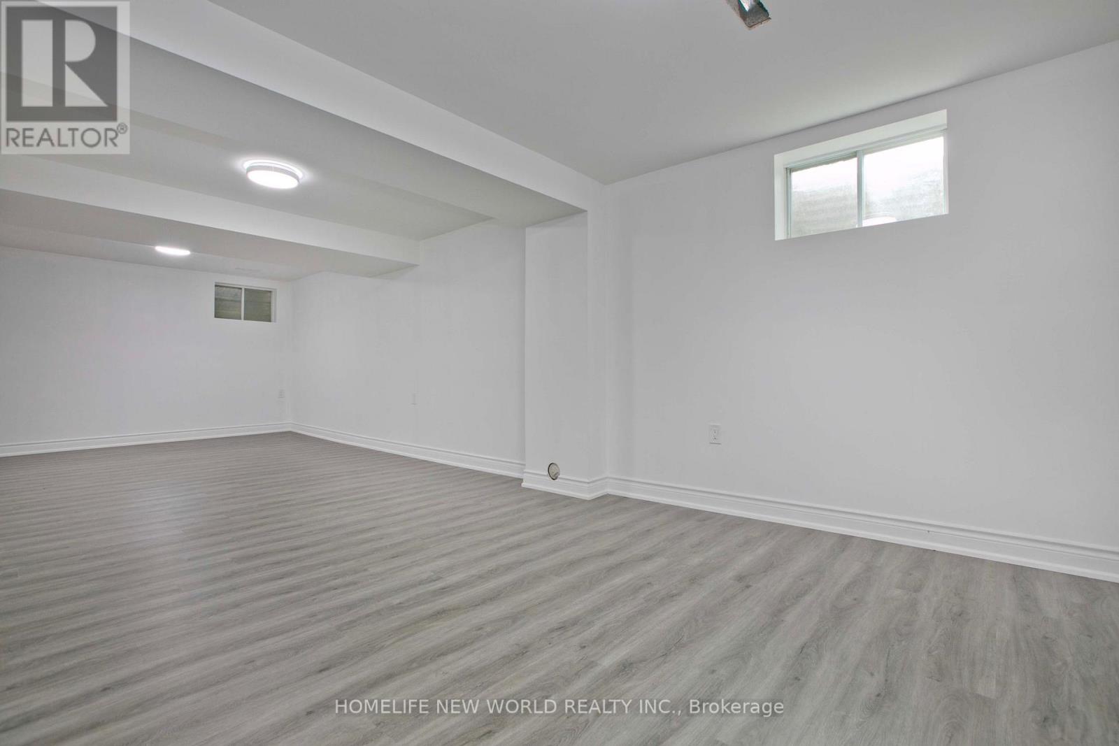 Photo 34 of 94 Weldrick Road E, Richmond Hill ON