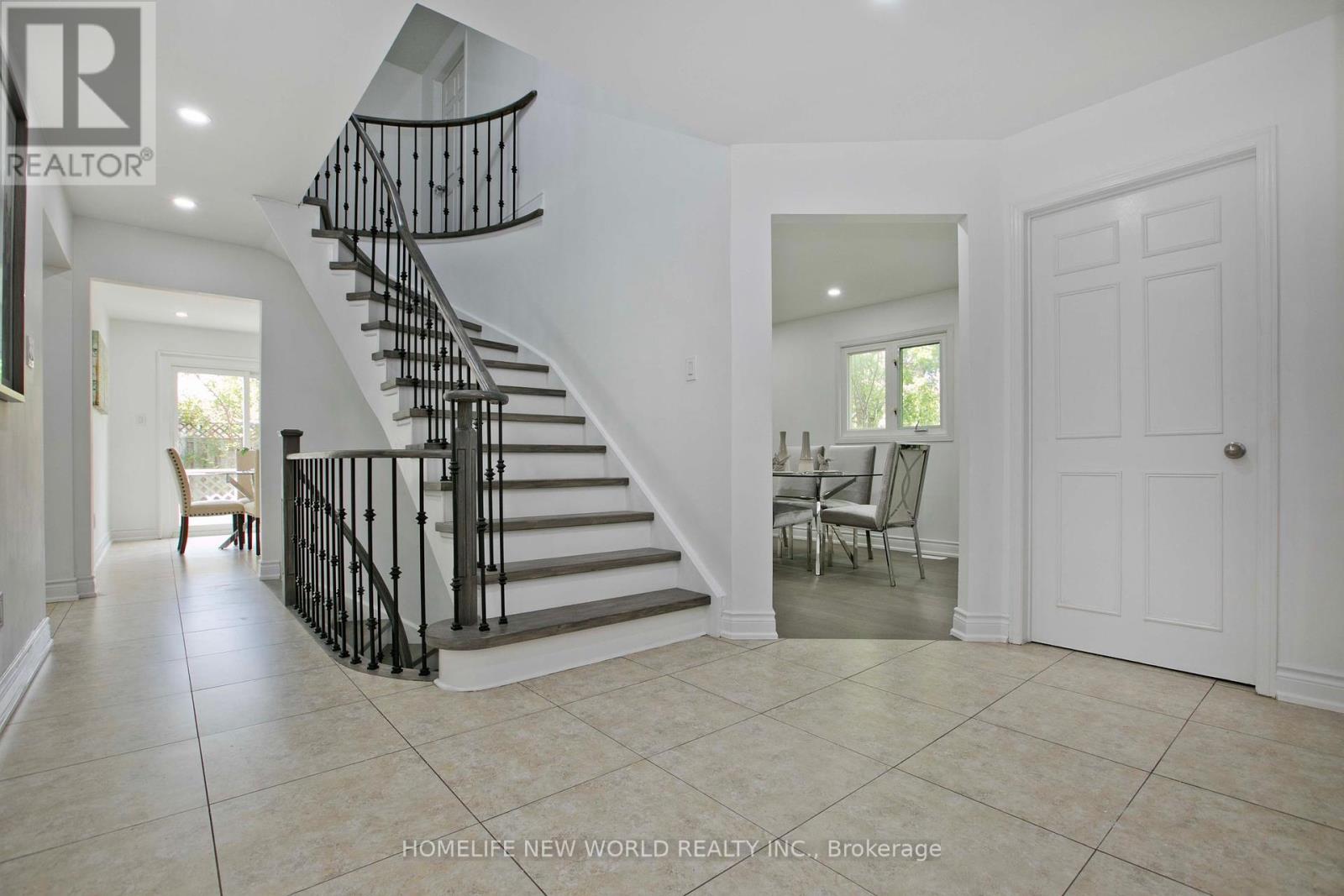 Photo 5 of 94 Weldrick Road E, Richmond Hill ON
