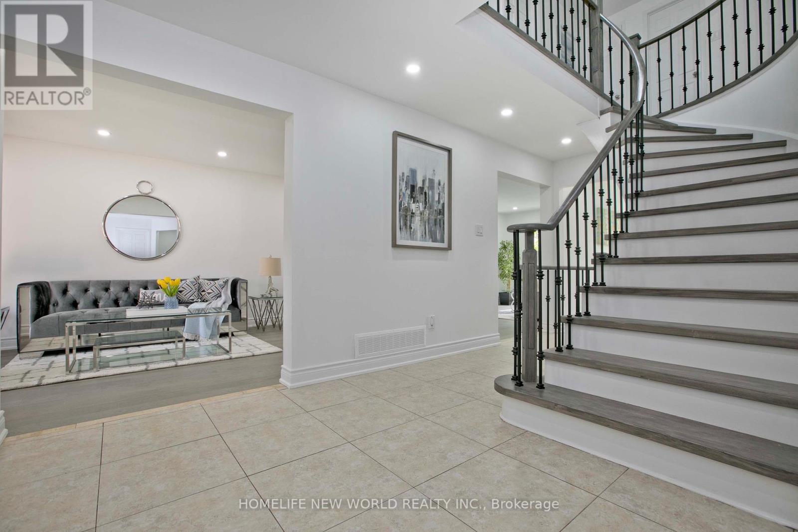 Photo 6 of 94 Weldrick Road E, Richmond Hill ON