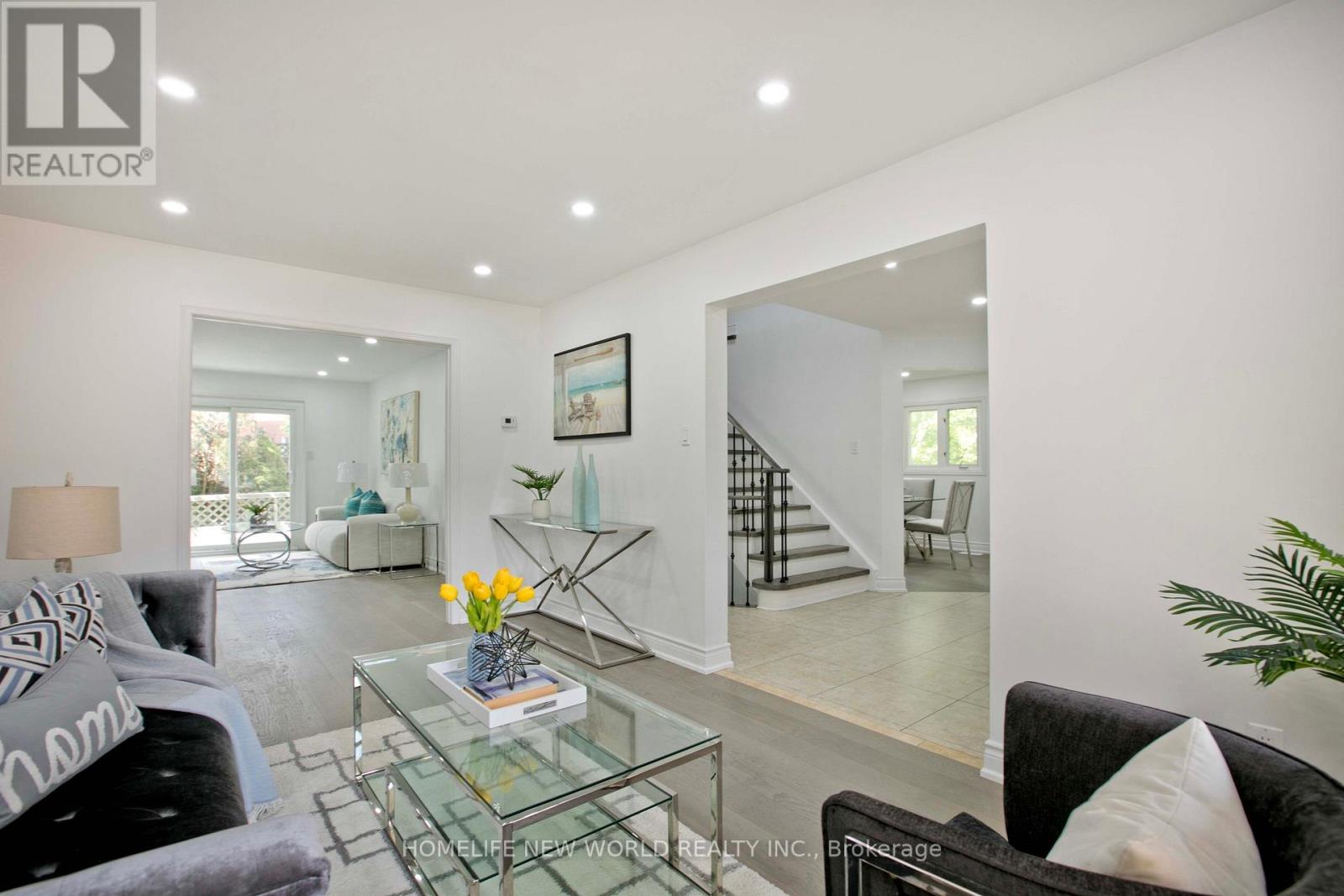 Photo 9 of 94 Weldrick Road E, Richmond Hill ON