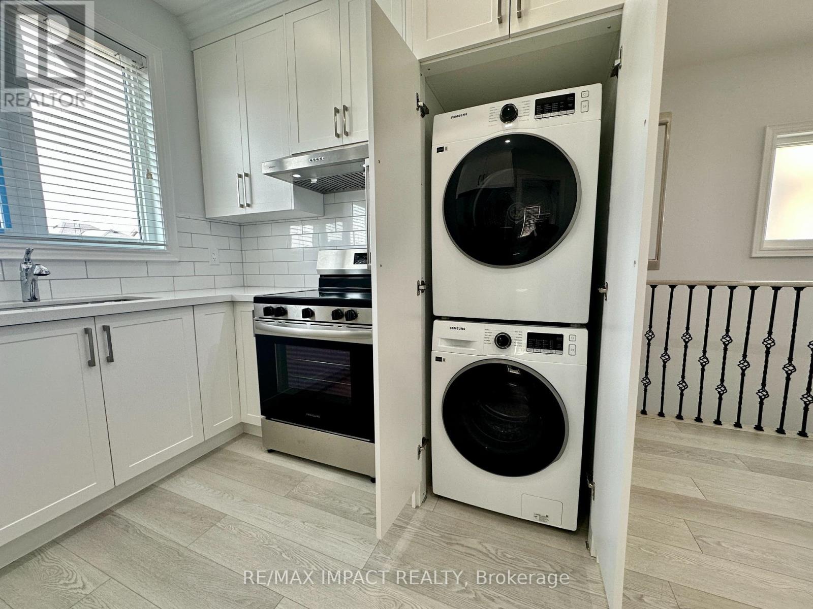 Photo 5 of Coach 32 Toulouse Court, Markham ON