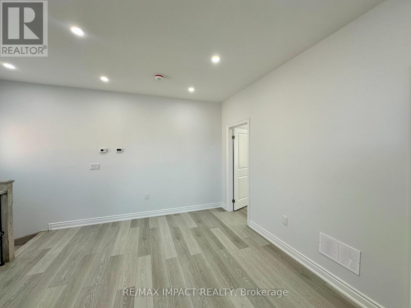 Photo 2 of Coach 32 Toulouse Court, Markham ON