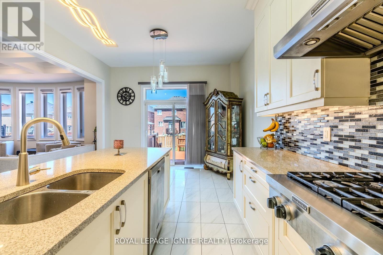 Photo 10 of 73 Kentwood Crescent, Markham ON