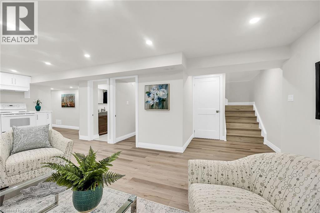 Photo 9 of 115 Mcelroy Road E, Hamilton ON