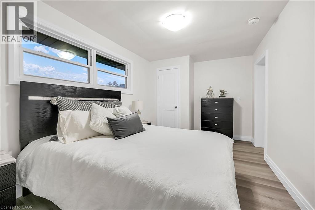 Photo 32 of 115 Mcelroy Road E, Hamilton ON