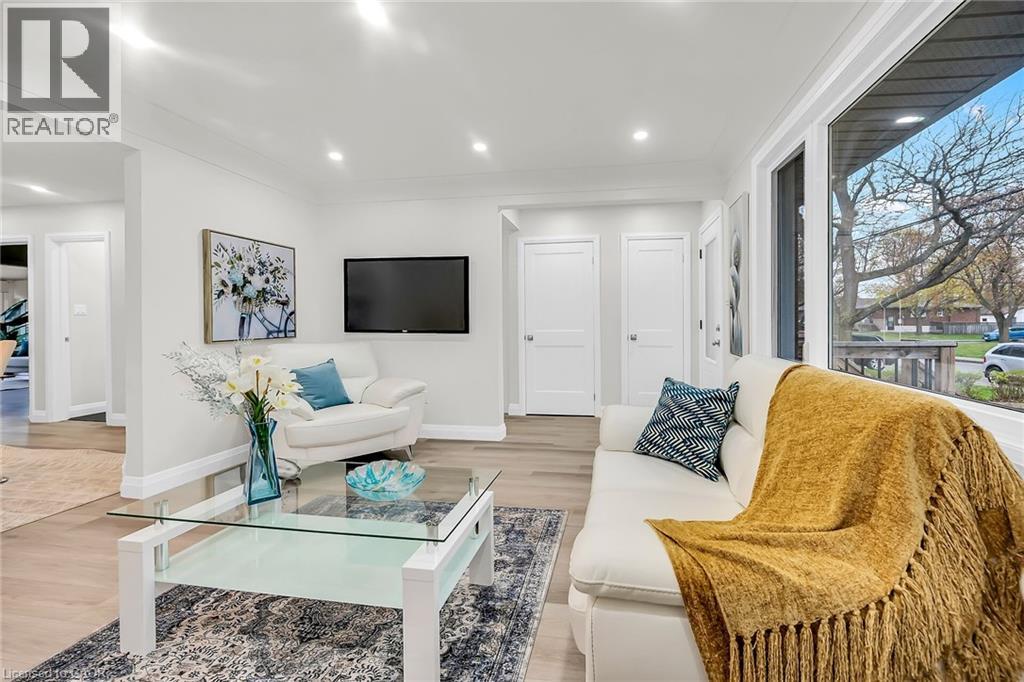Photo 3 of 115 Mcelroy Road E, Hamilton ON