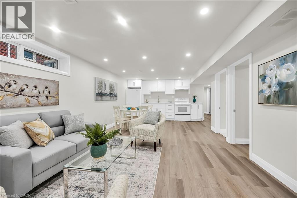 Photo 17 of 115 Mcelroy Road E, Hamilton ON