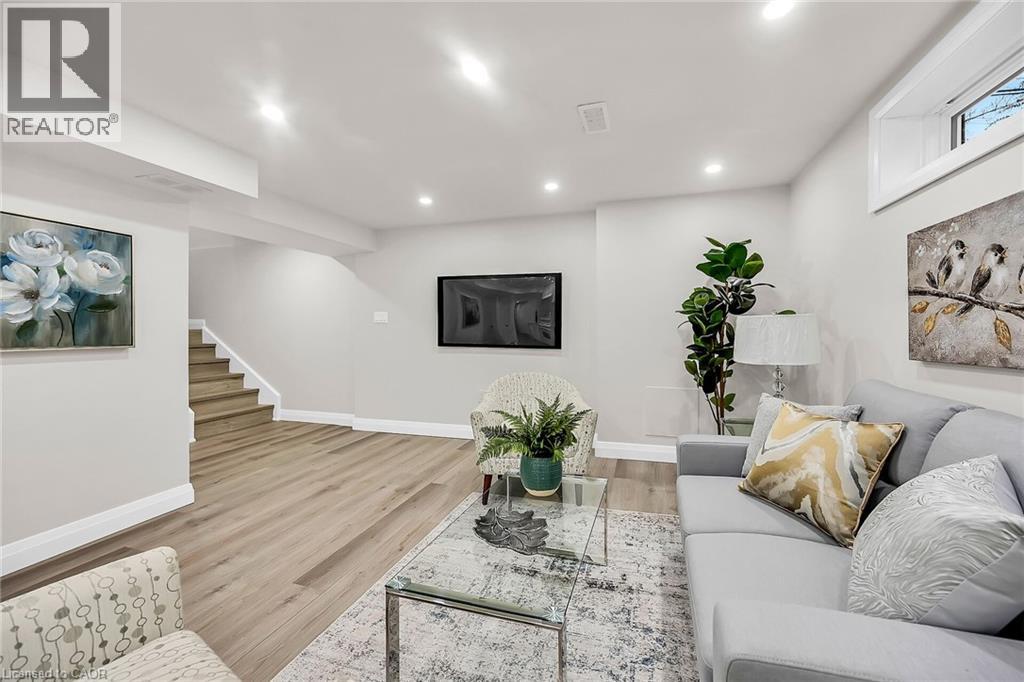 Photo 18 of 115 Mcelroy Road E, Hamilton ON