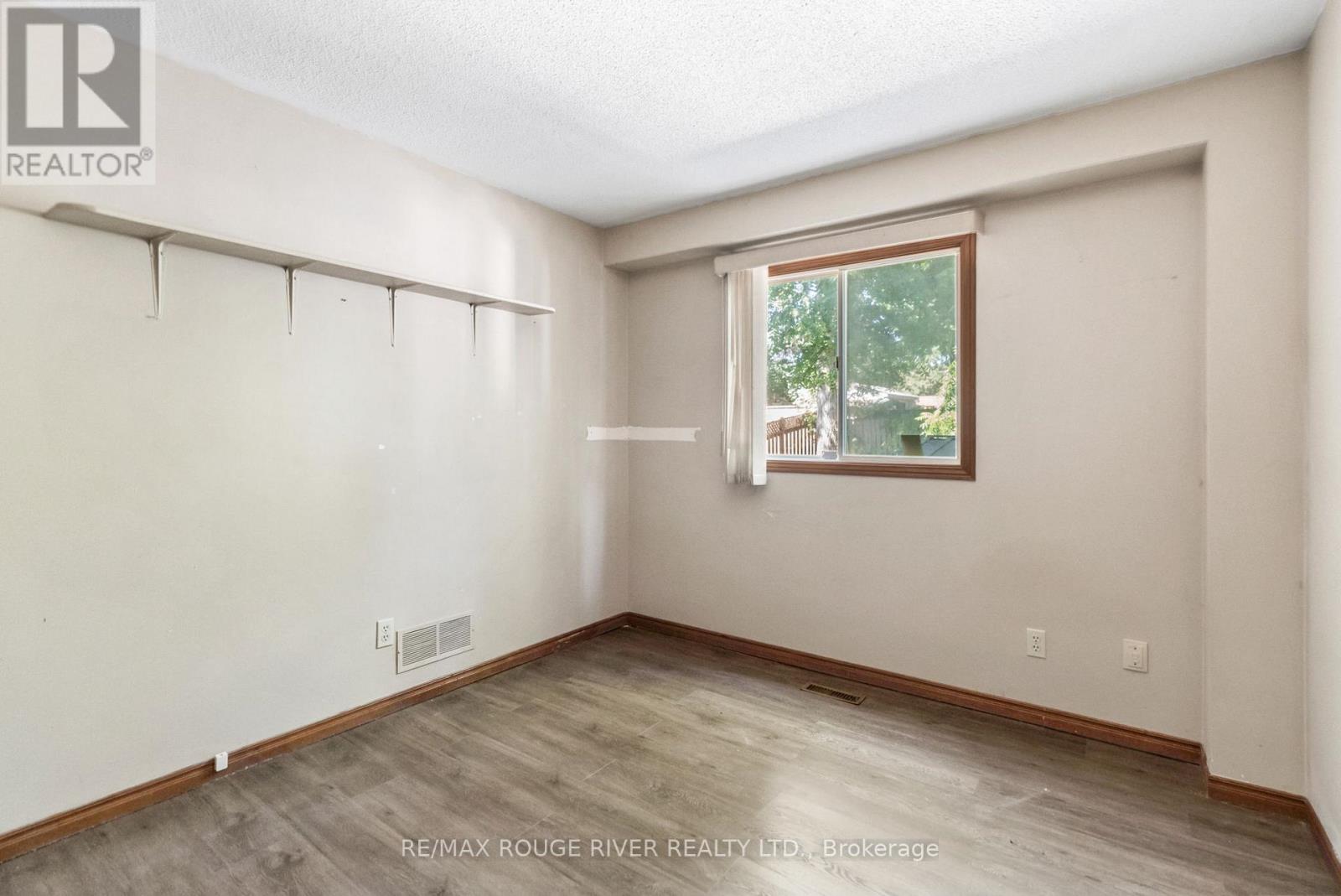 Photo 12 of 16 Borland Court, Clarington ON