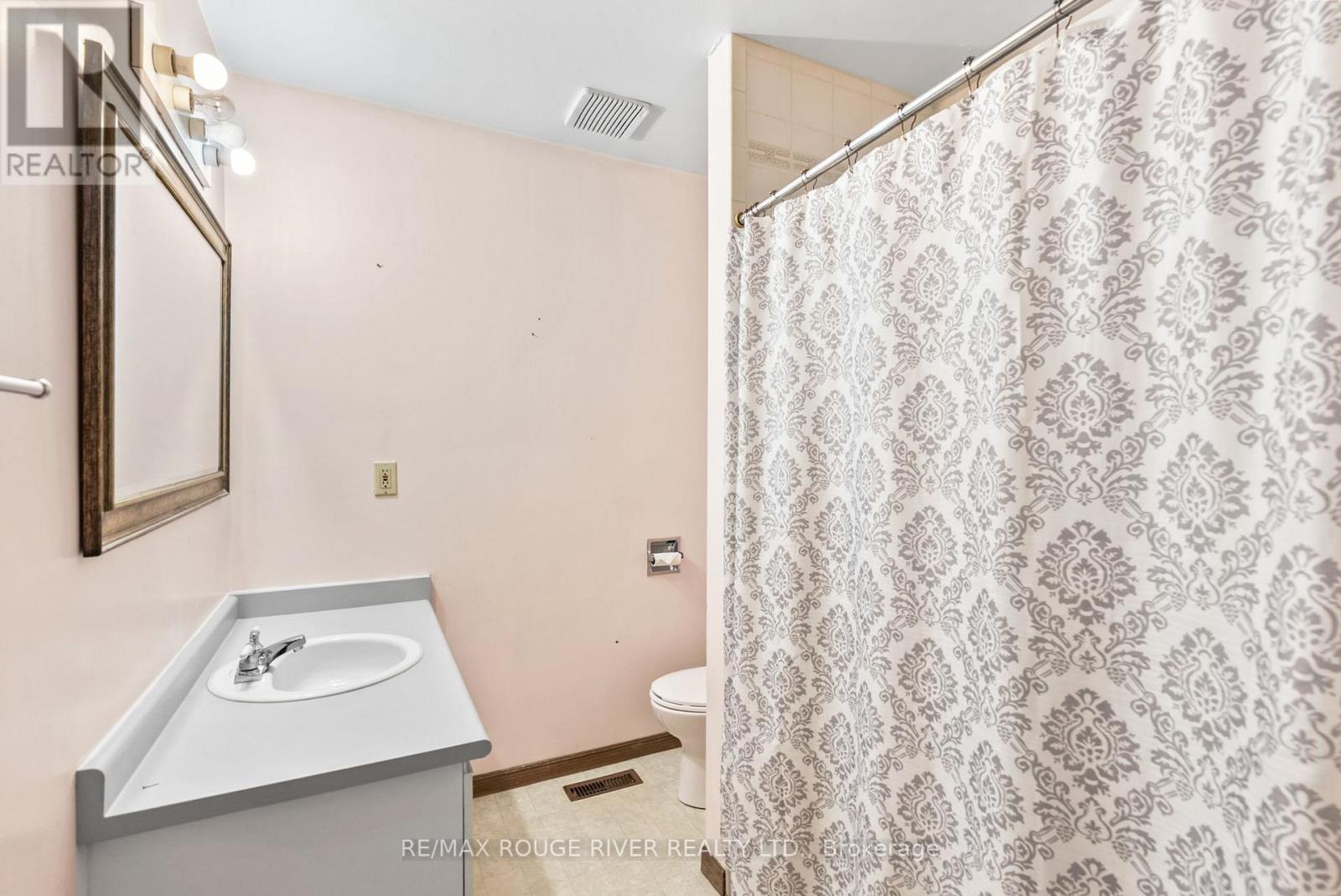 Photo 36 of 16 Borland Court, Clarington ON