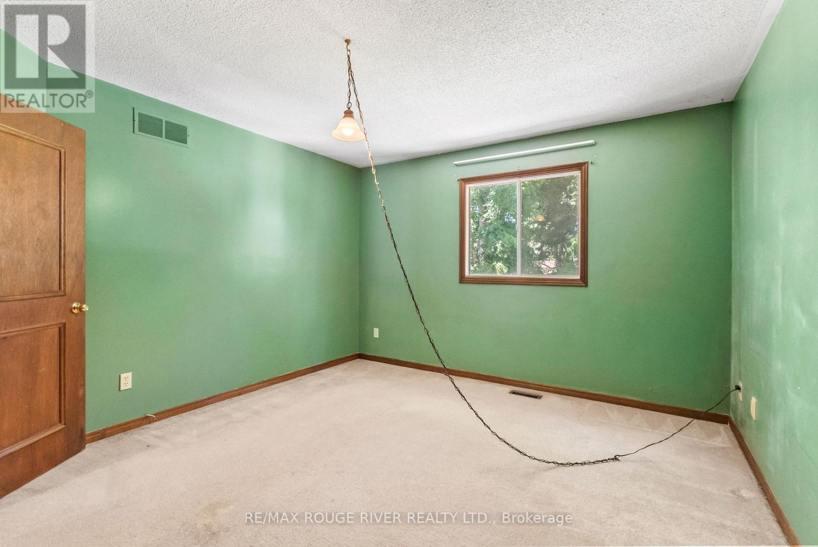 Photo 5 of 16 Borland Court, Clarington ON