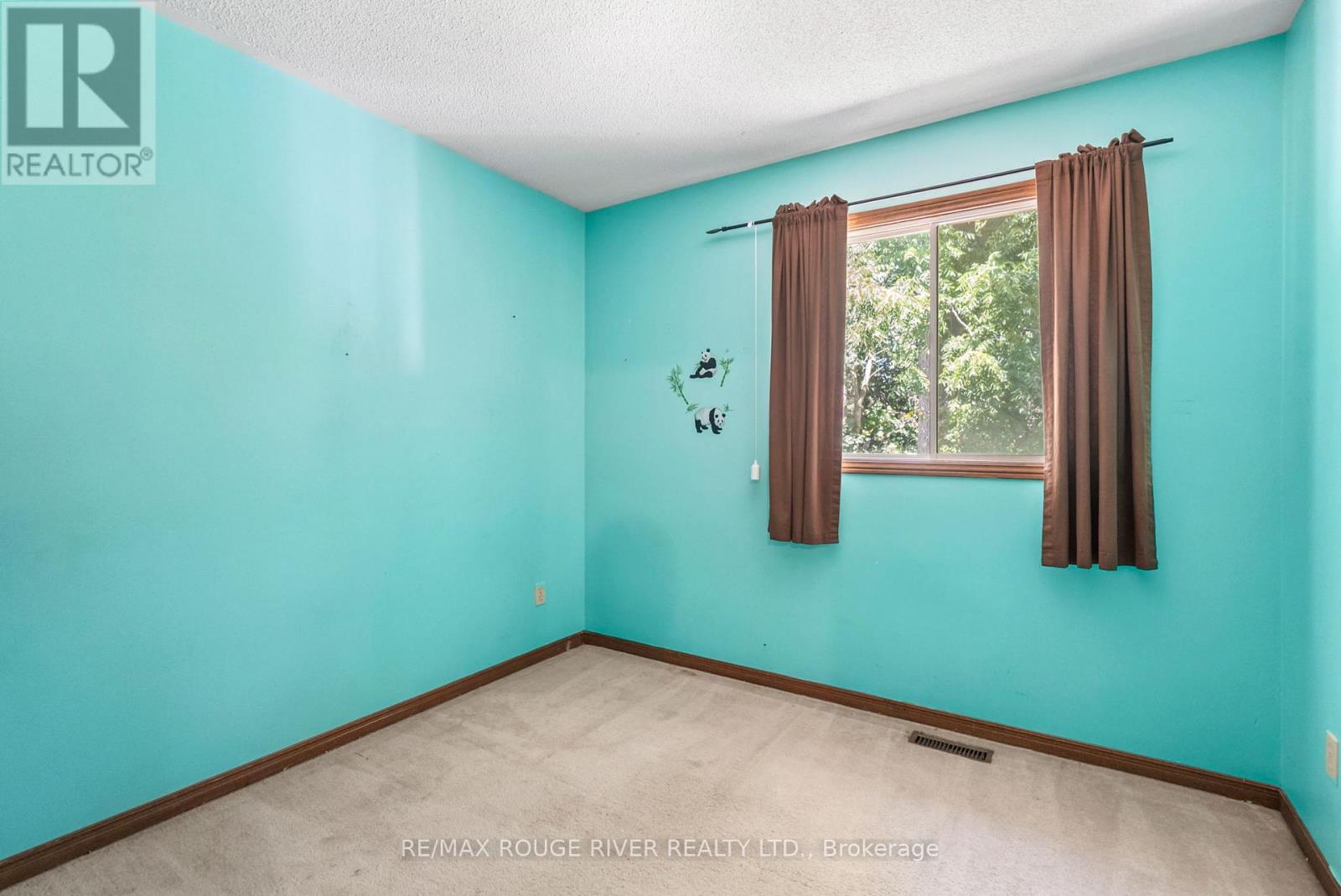 Photo 2 of 16 Borland Court, Clarington ON