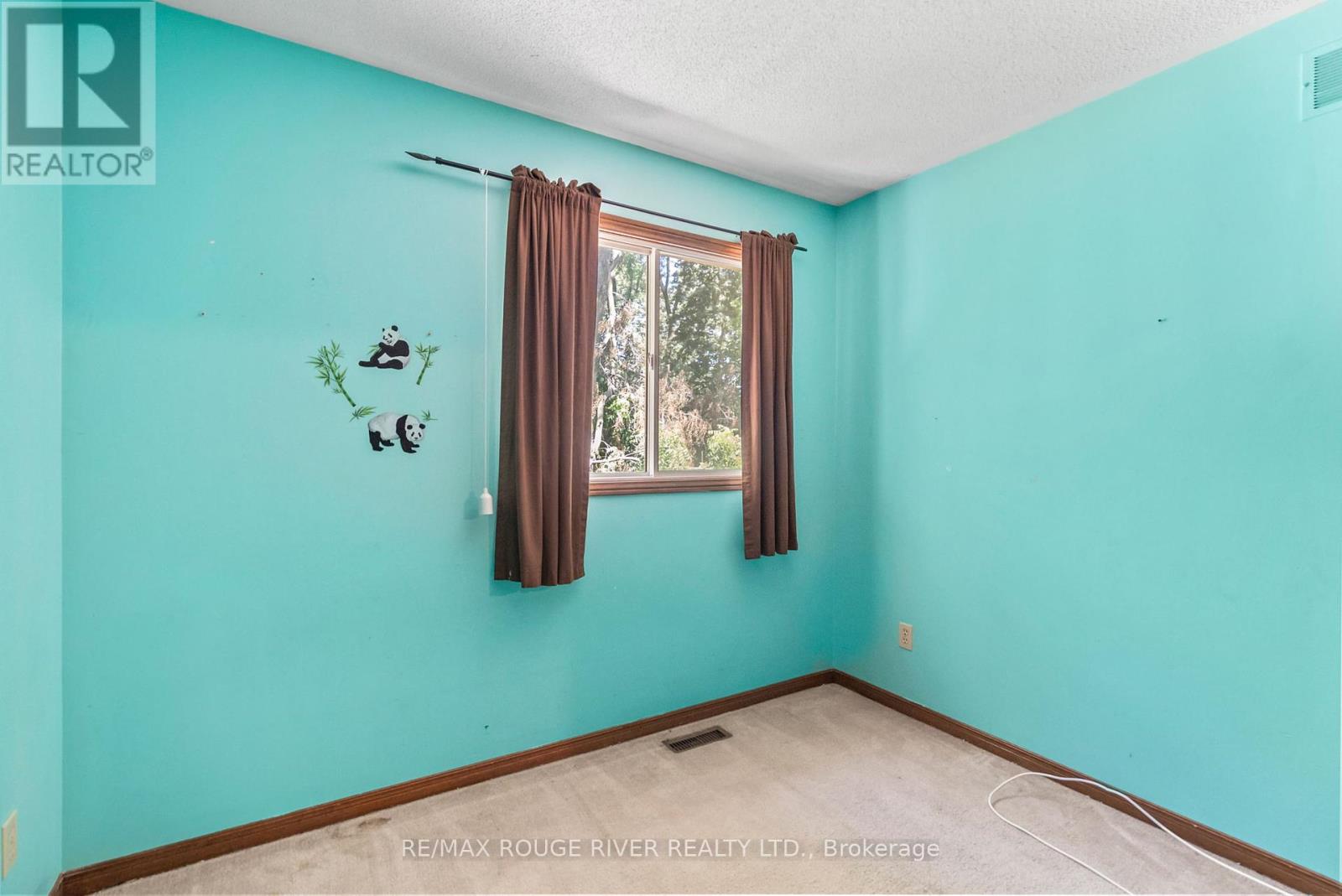 Photo 4 of 16 Borland Court, Clarington ON