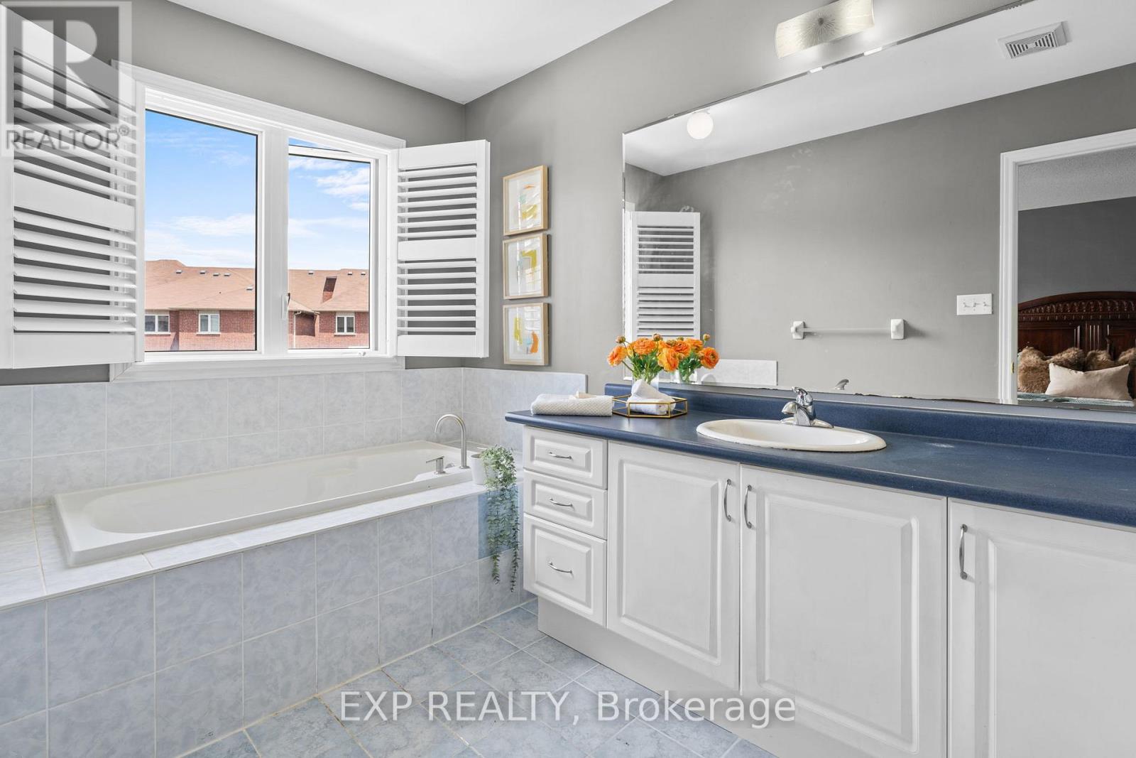 Photo 2 of 13 Burnstown Circle, Brampton ON