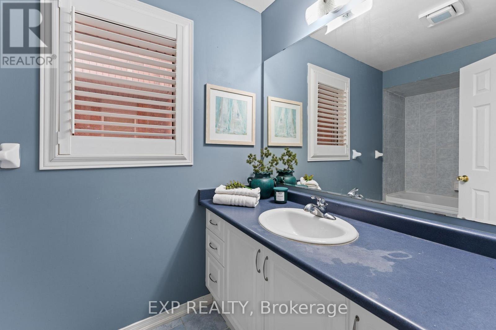 Photo 21 of 13 Burnstown Circle, Brampton ON