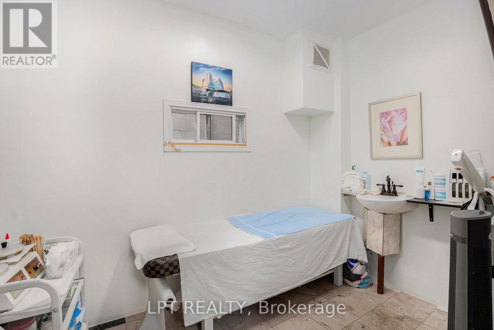 Photo 4 of 257 Parkdale Avenue, Ottawa ON