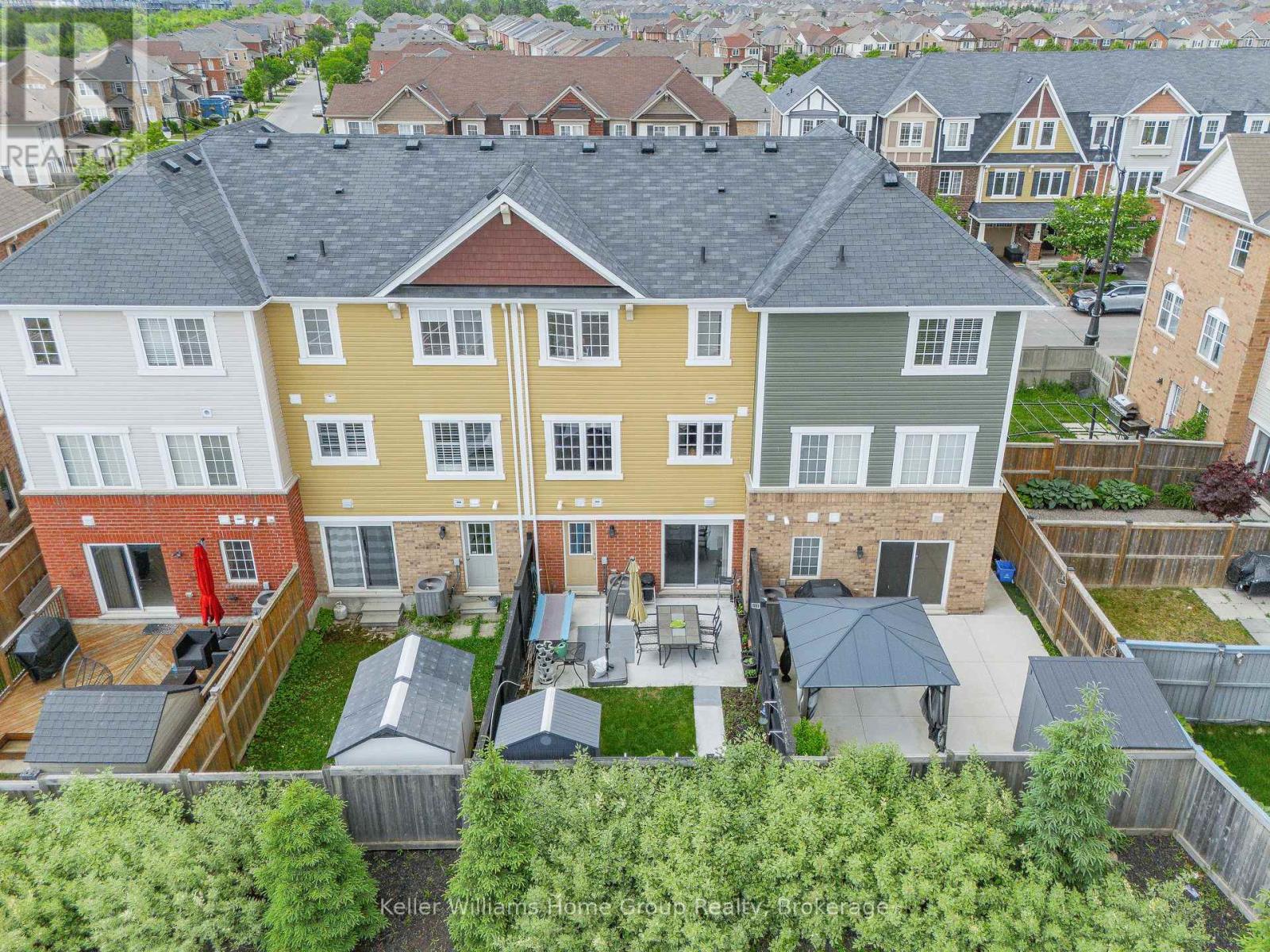 Photo 3 of 37 Vanhorne Close, Brampton ON