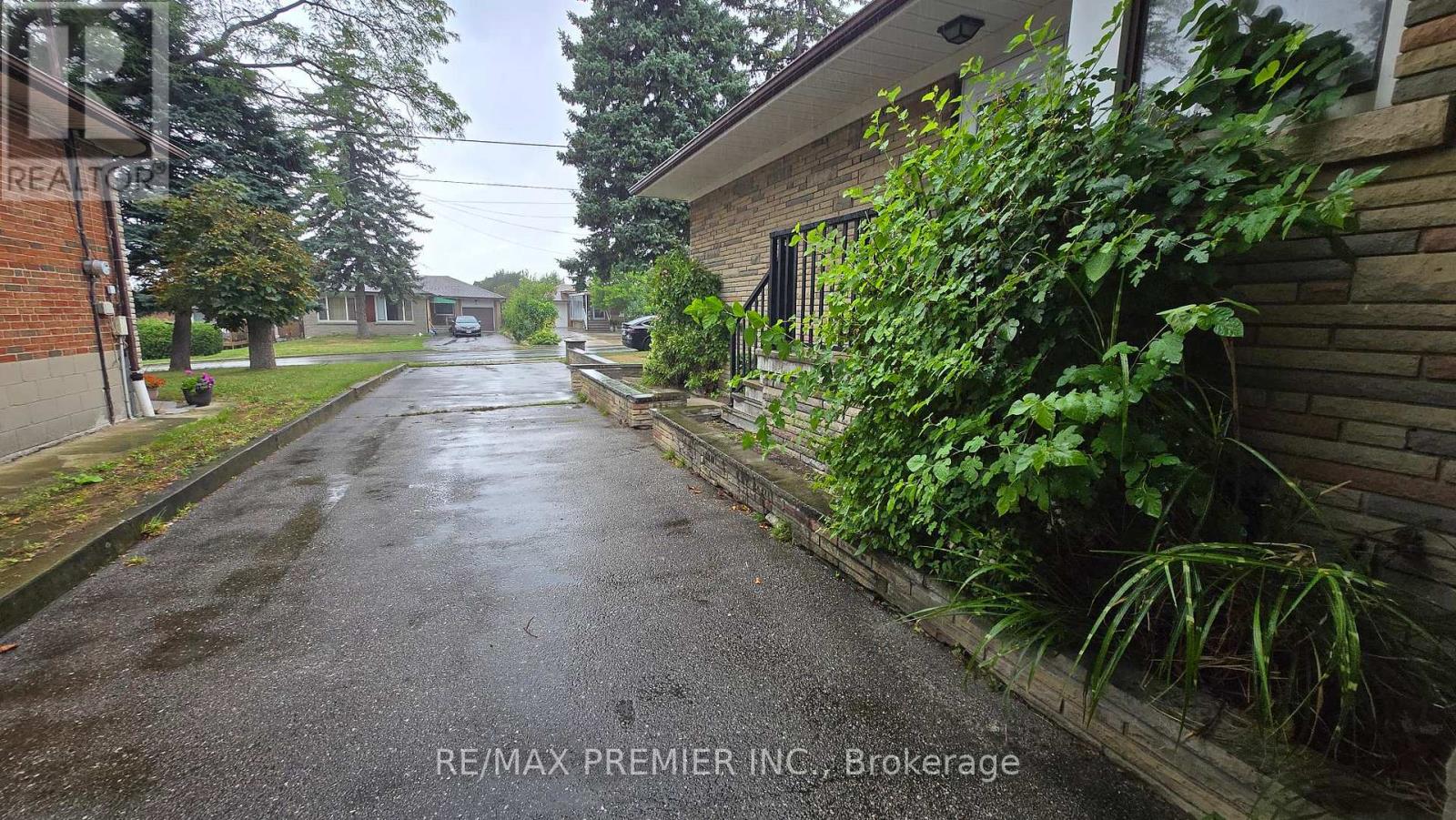 Photo 5 of 23 Canton Avenue, Toronto ON