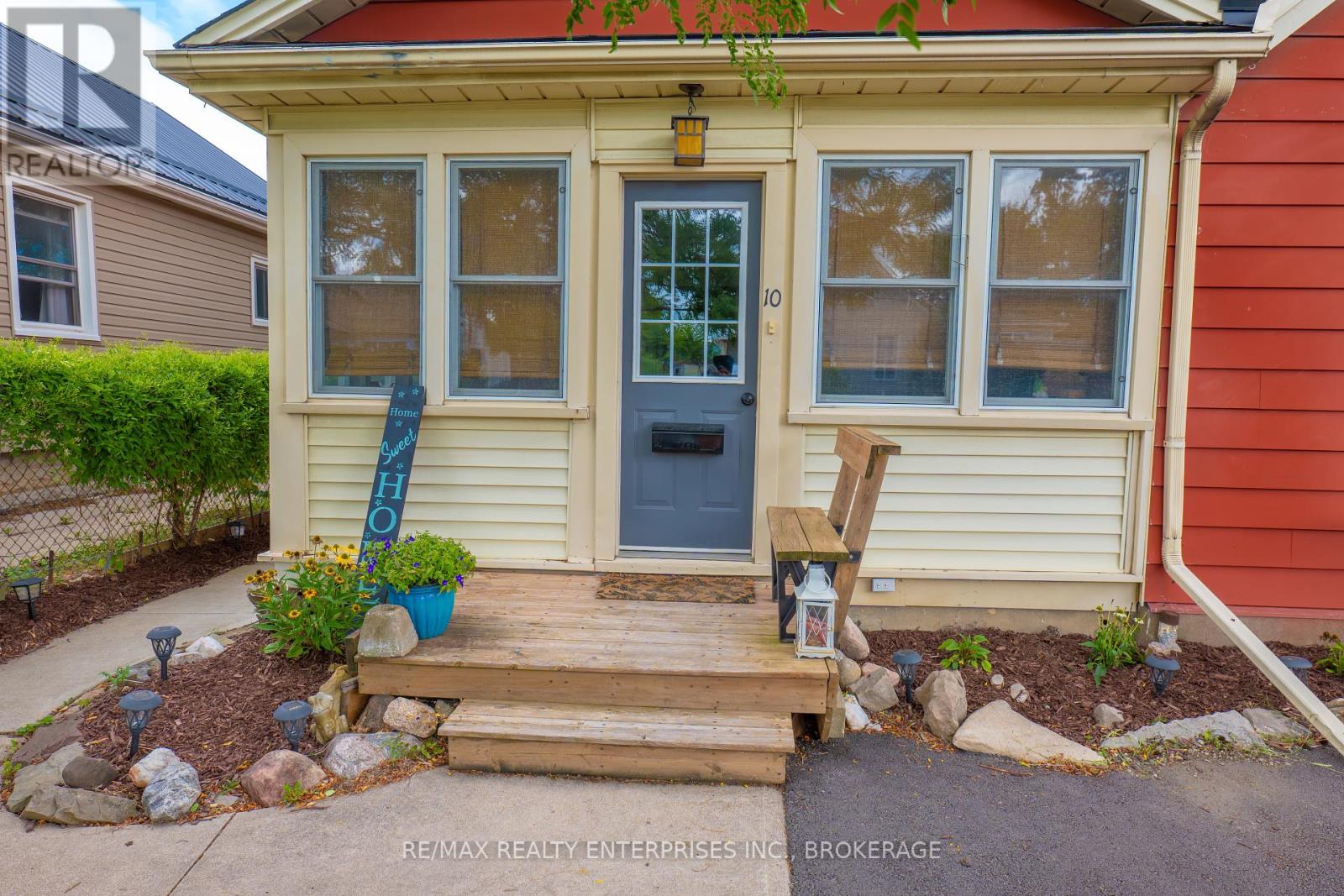 Photo 3 of 10 Antwerp Street, St Catharines ON