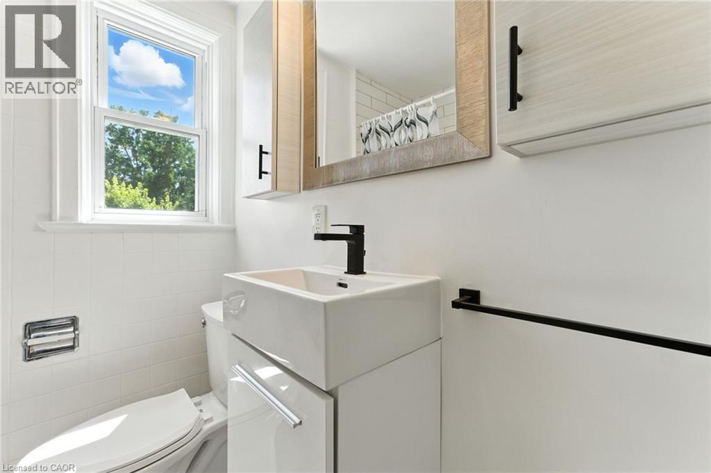 Photo 23 of 117 Pollock Avenue, Cambridge ON