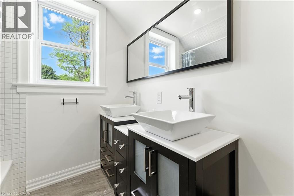 Photo 18 of 117 Pollock Avenue, Cambridge ON