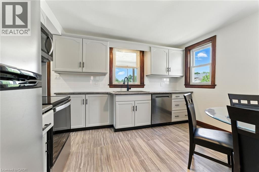 Photo 36 of 117 Pollock Avenue, Cambridge ON