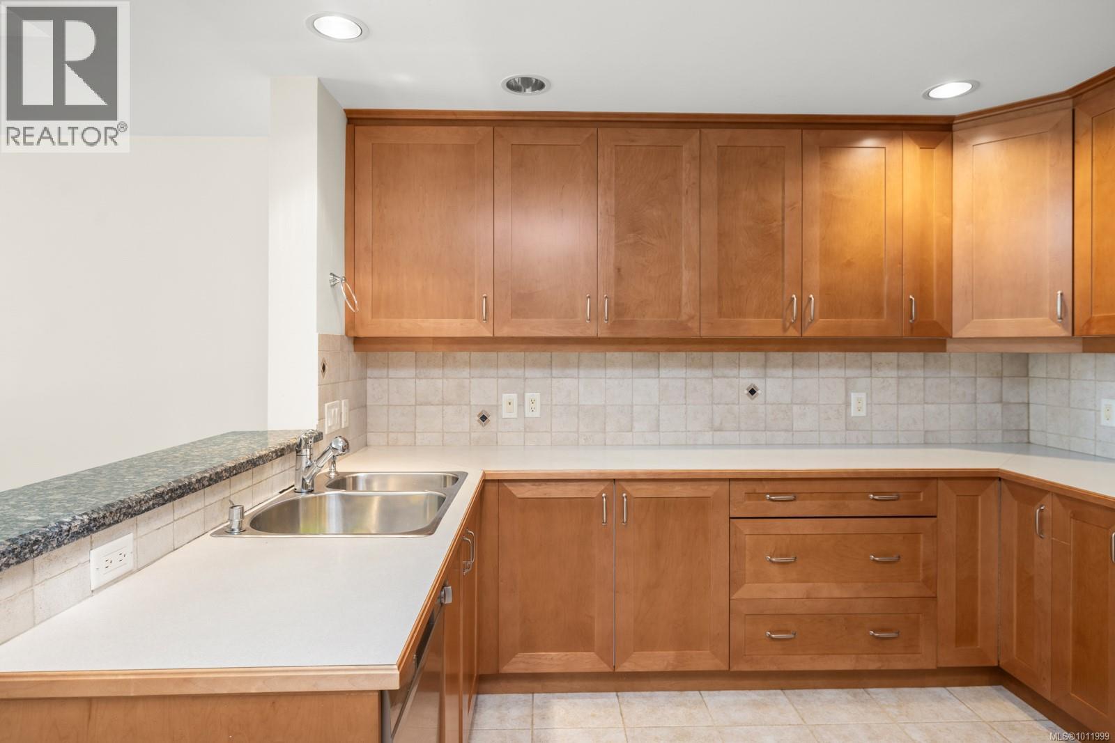 231 21 Dallas Road, Victoria