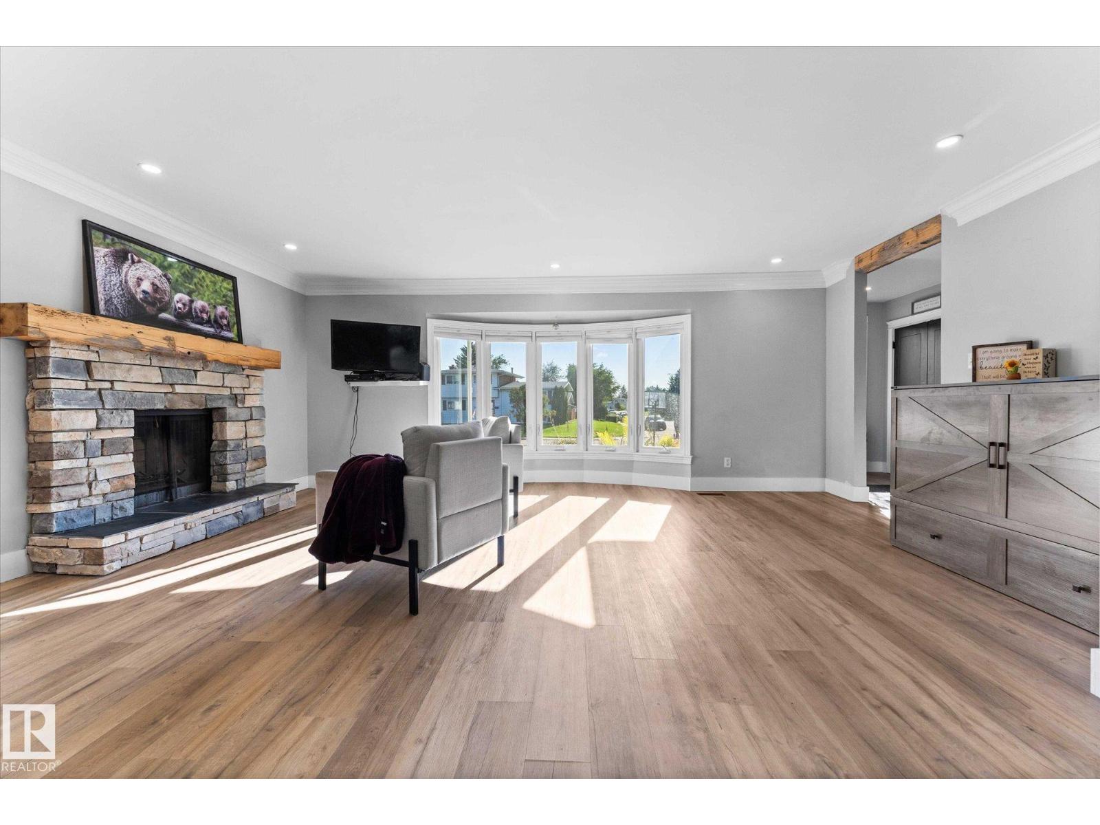 Photo 10 of 8004 180 St Nw, Edmonton AB