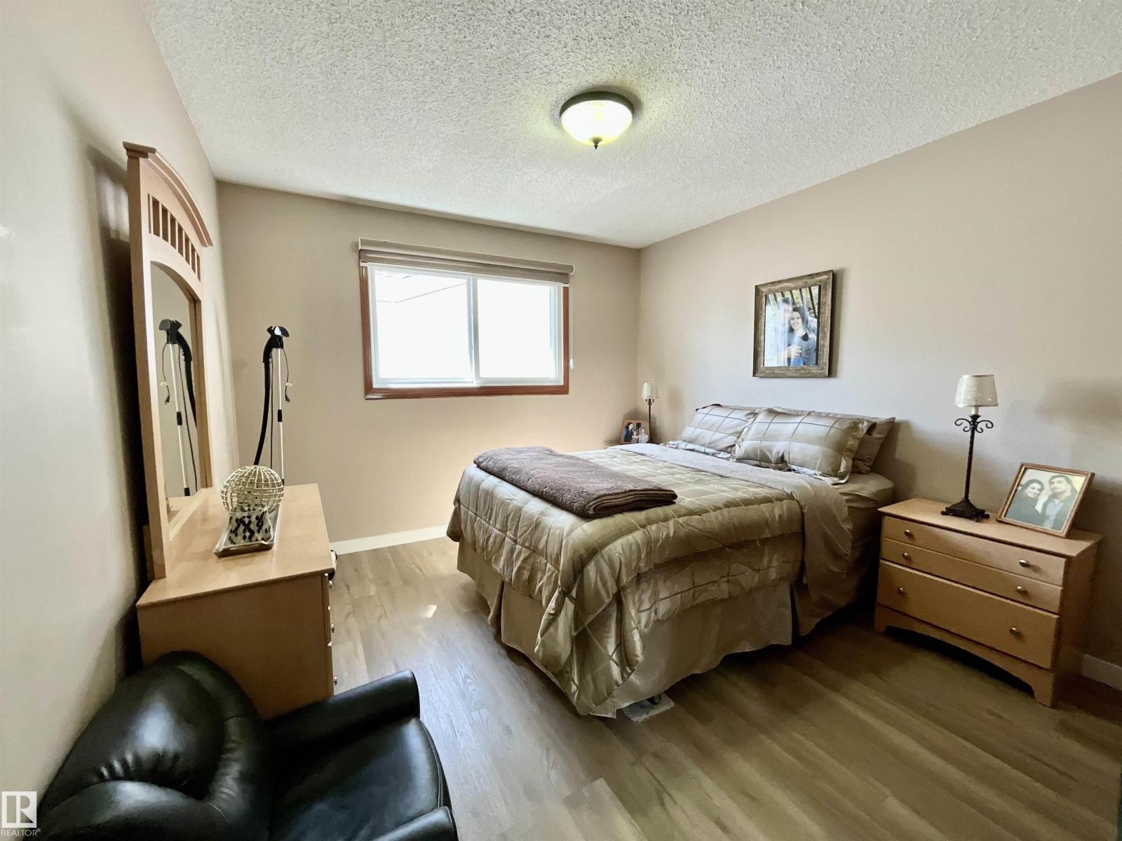 Photo 12 of 11031 166 Av Nw, Edmonton AB