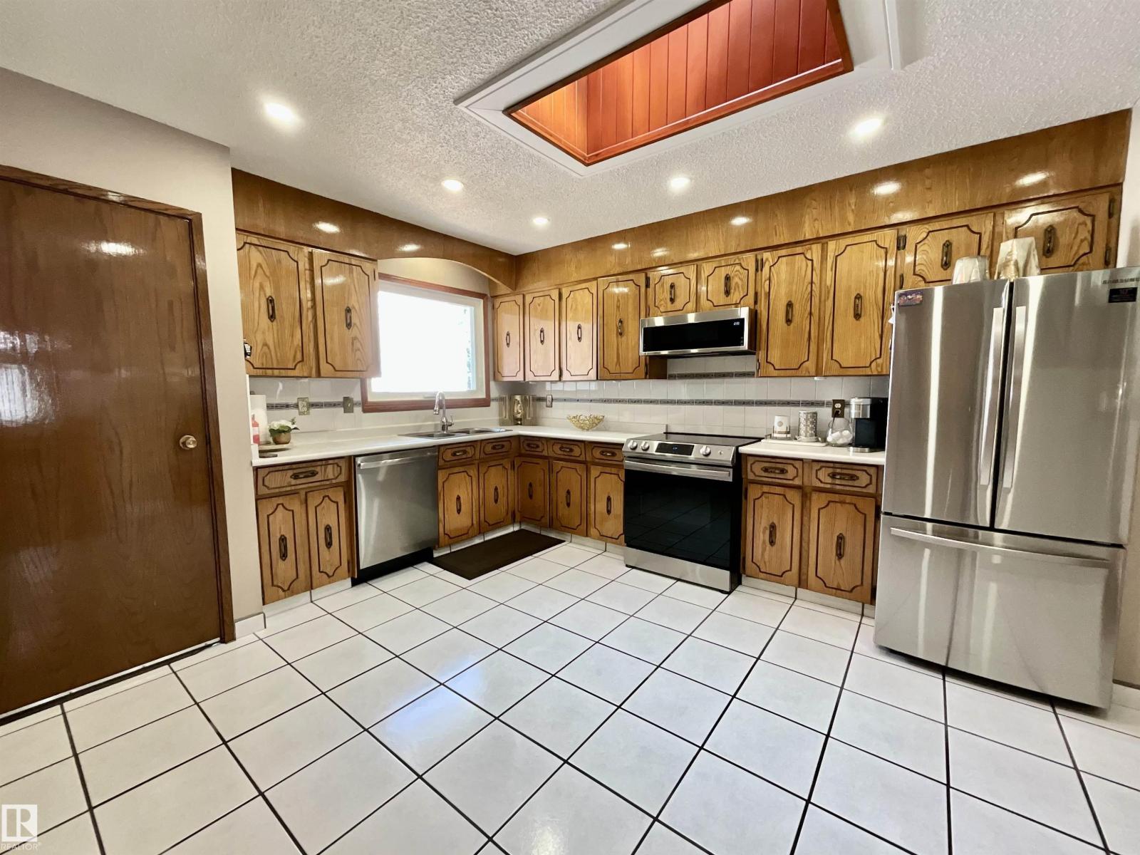 Photo 18 of 11031 166 Av Nw, Edmonton AB