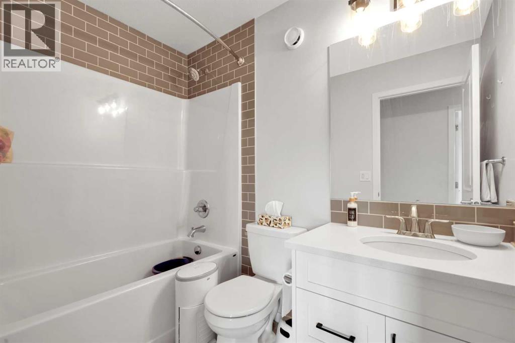 Photo 3 of 222 Aquila Drive Nw, Calgary AB