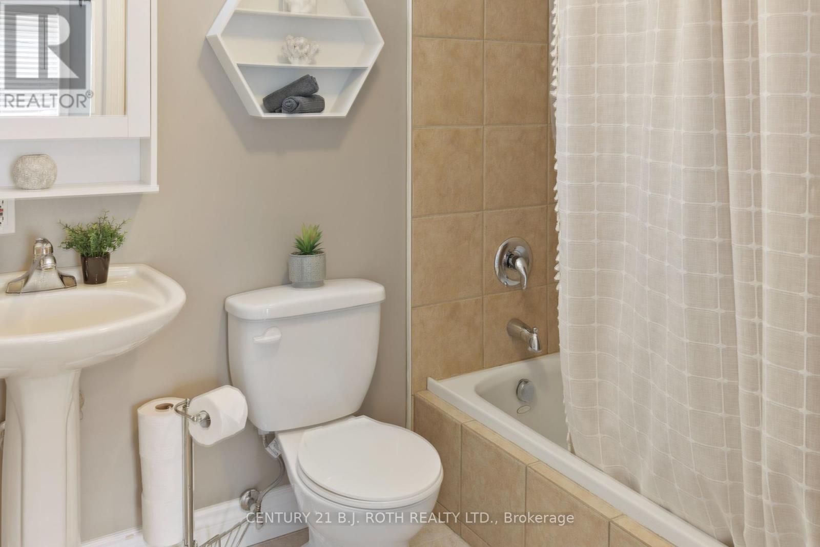 Photo 15 of 58 White Oaks Road, Barrie ON