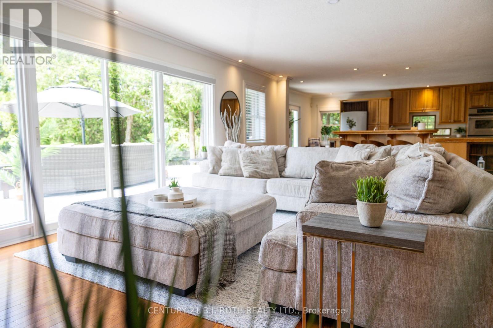Photo 12 of 58 White Oaks Road, Barrie ON