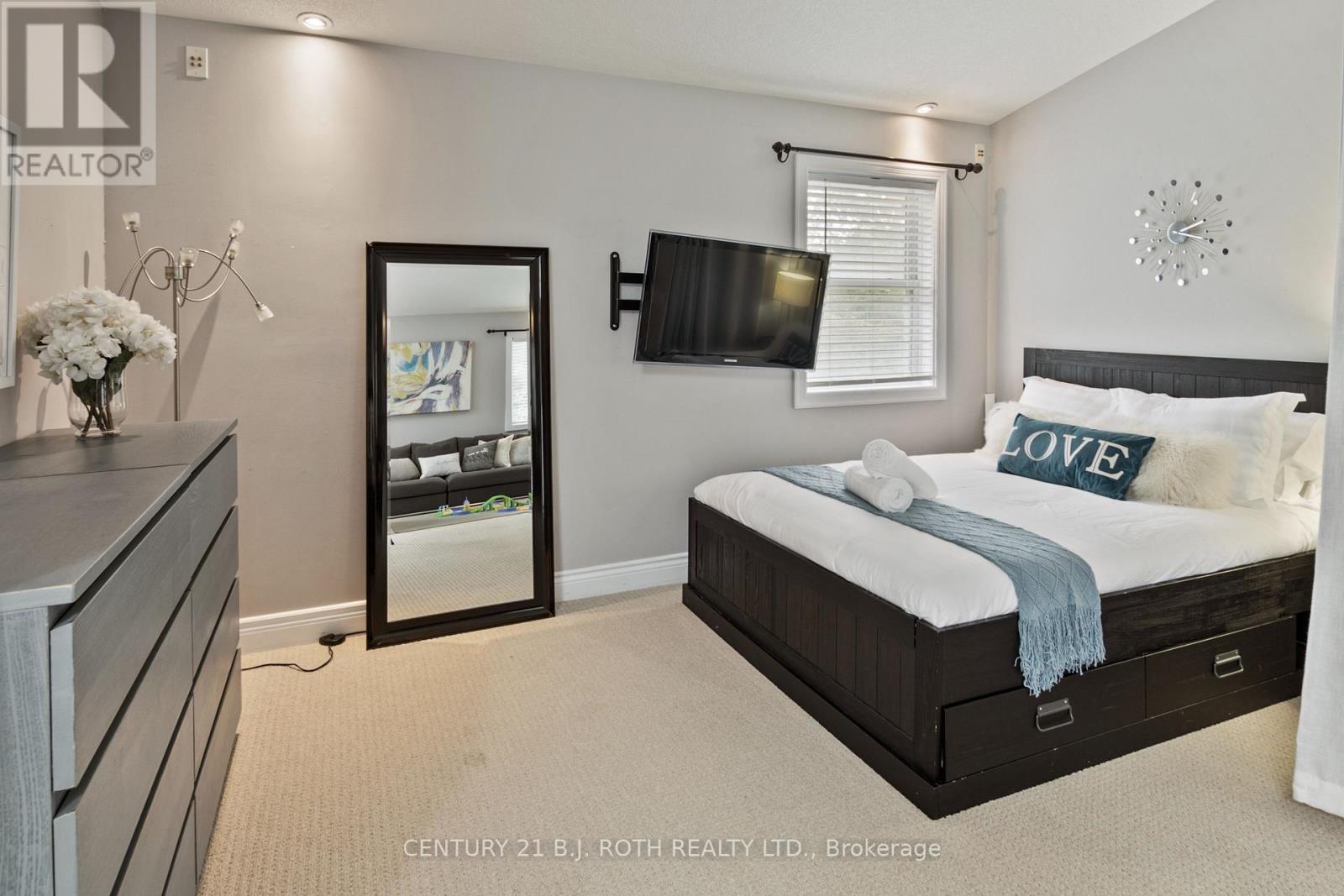 Photo 44 of 58 White Oaks Road, Barrie ON