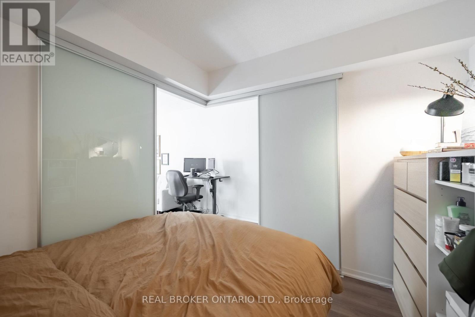 Photo 8 of 908 E 36 Lisgar Street, Toronto ON