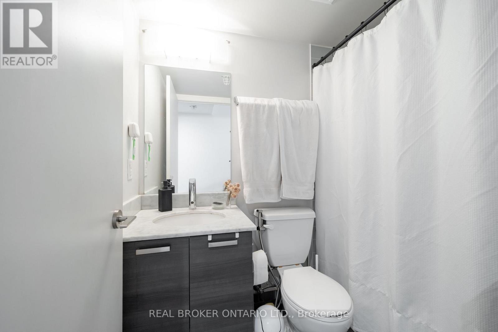 Photo 15 of 908 E 36 Lisgar Street, Toronto ON