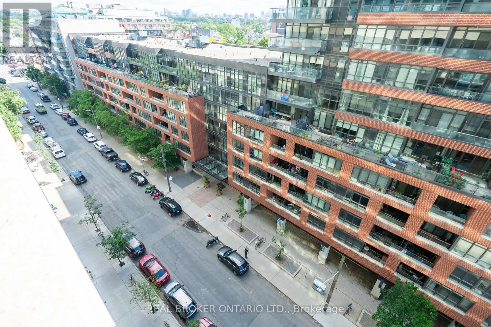 Photo 11 of 908 E 36 Lisgar Street, Toronto ON