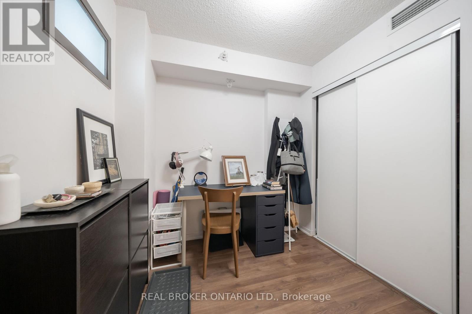Photo 2 of 908 E 36 Lisgar Street, Toronto ON