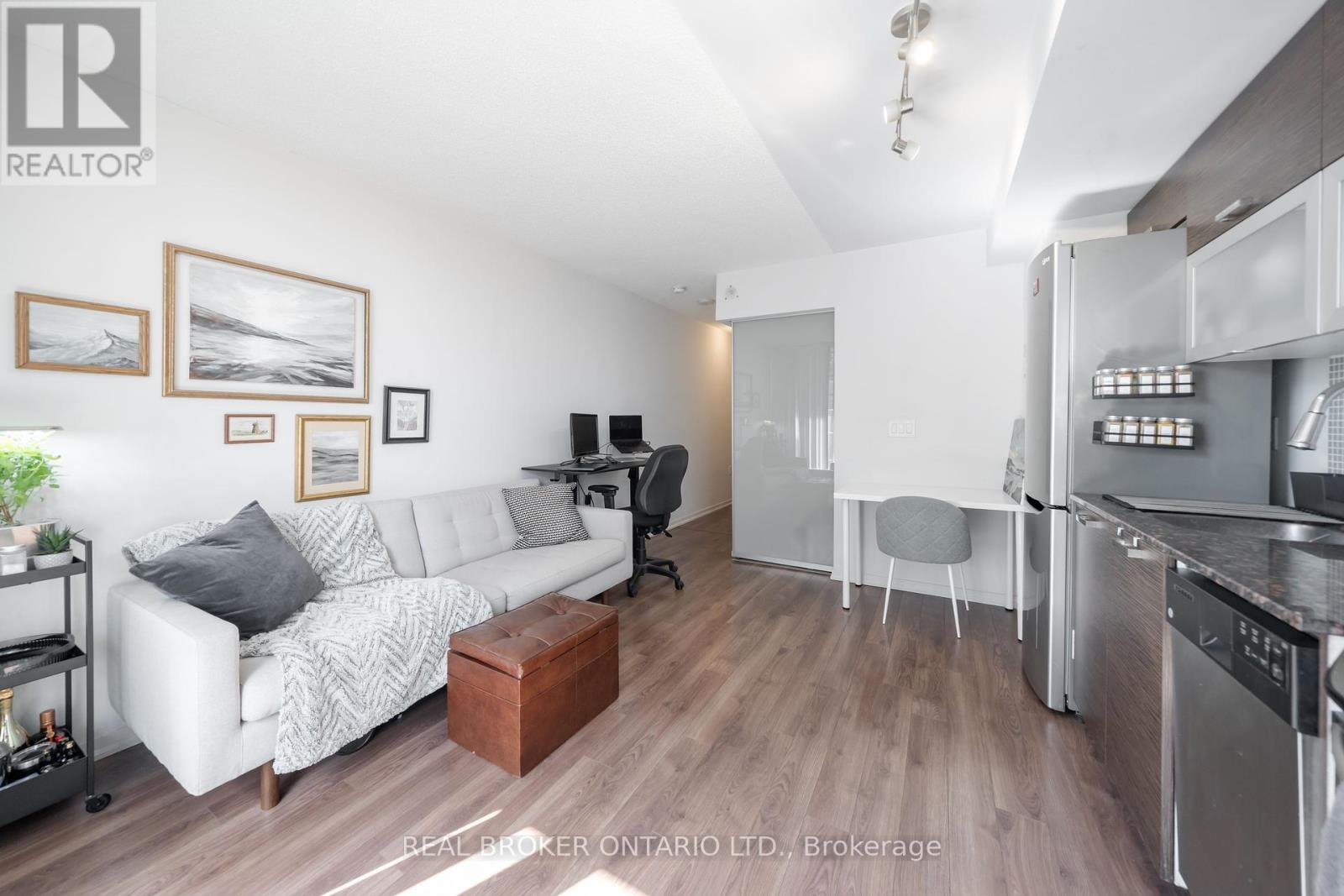 Photo 5 of 908 E 36 Lisgar Street, Toronto ON