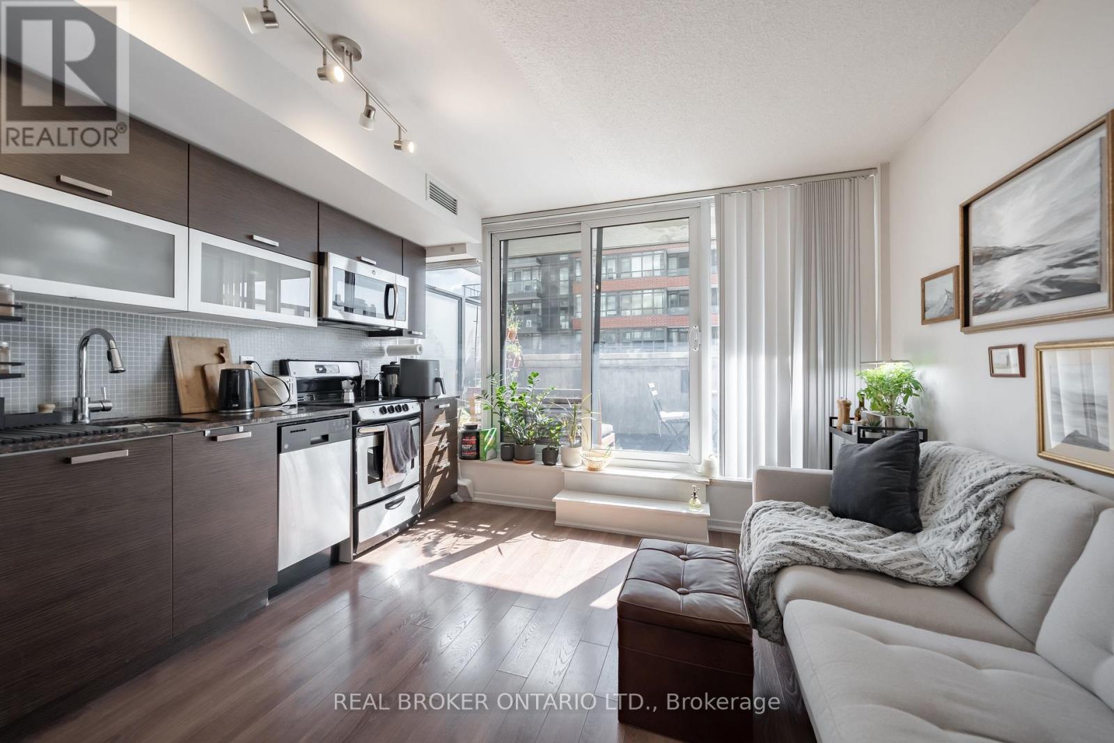 Photo 13 of 908 E 36 Lisgar Street, Toronto ON