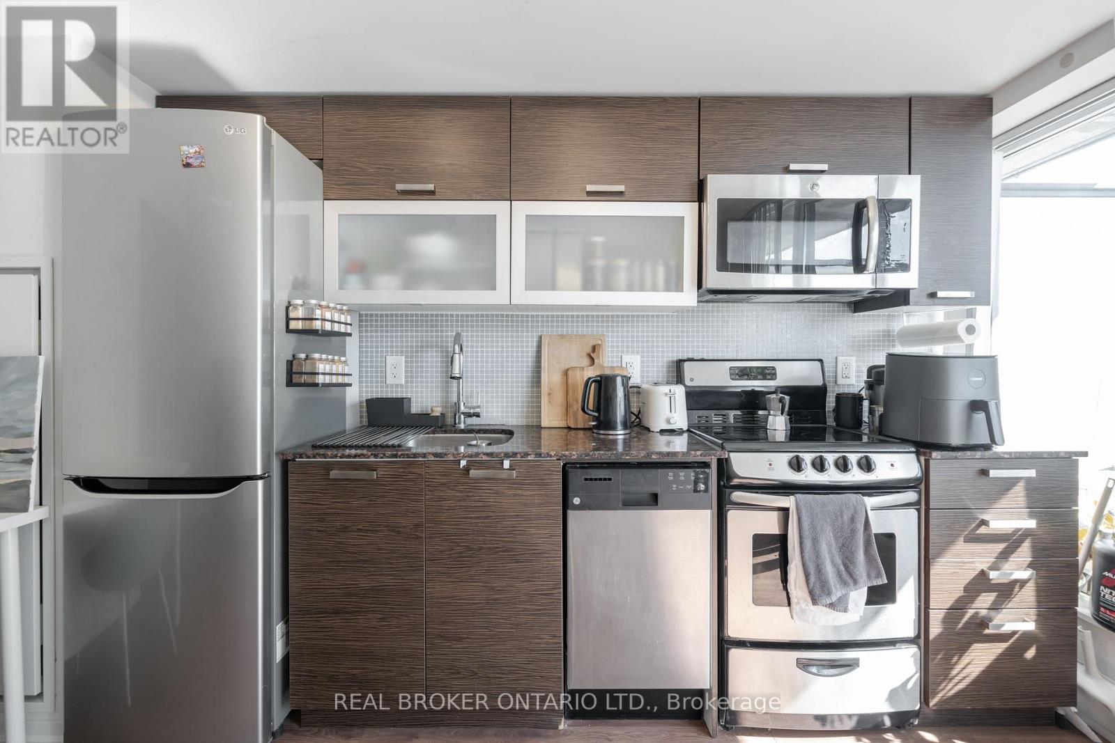 Photo 3 of 908 E 36 Lisgar Street, Toronto ON