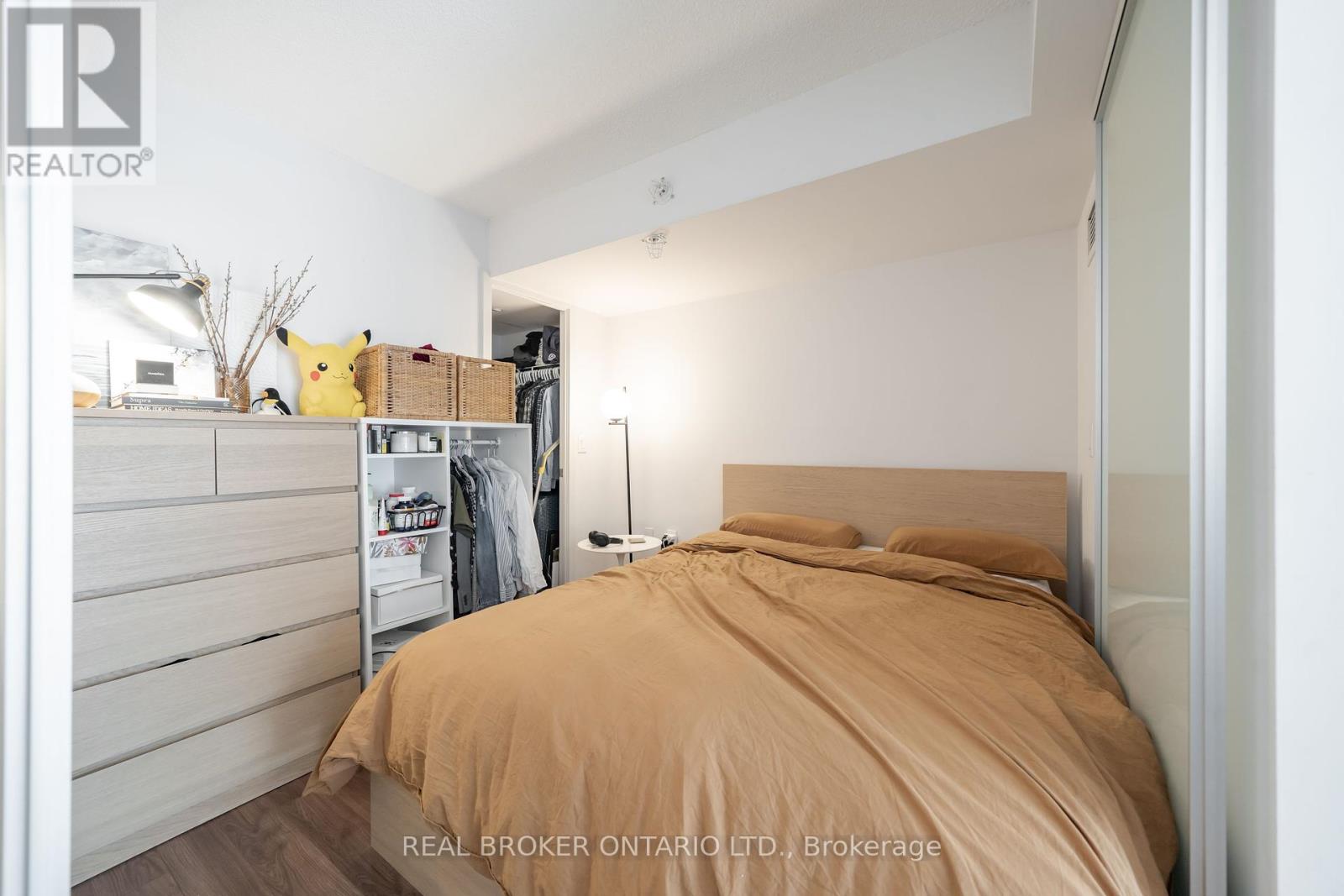 Photo 16 of 908 E 36 Lisgar Street, Toronto ON