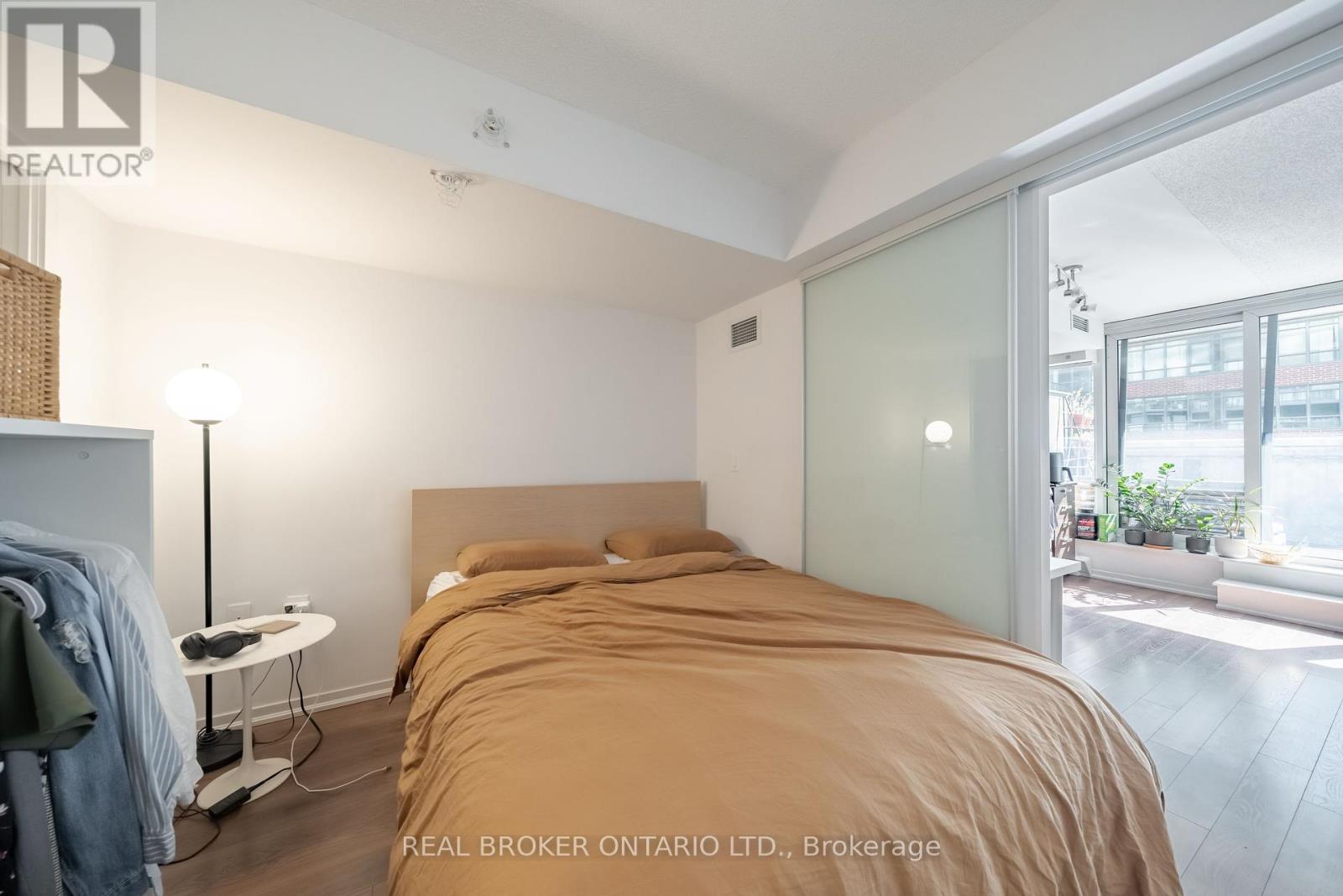 Photo 4 of 908 E 36 Lisgar Street, Toronto ON