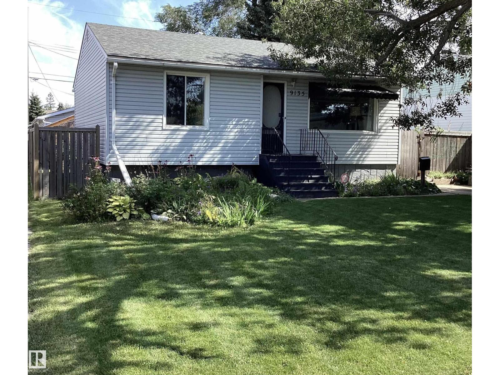 Photo 8 of 9135 155 St Nw, Edmonton AB