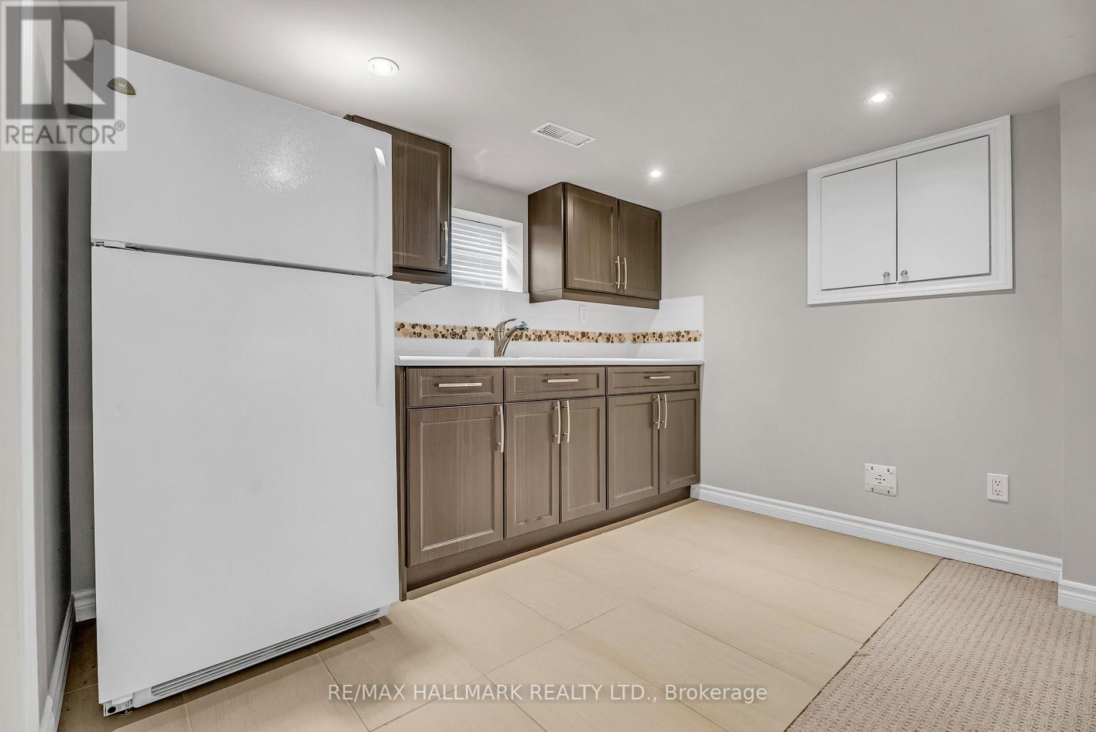 Photo 7 of 450 Cosburn Avenue, Toronto ON