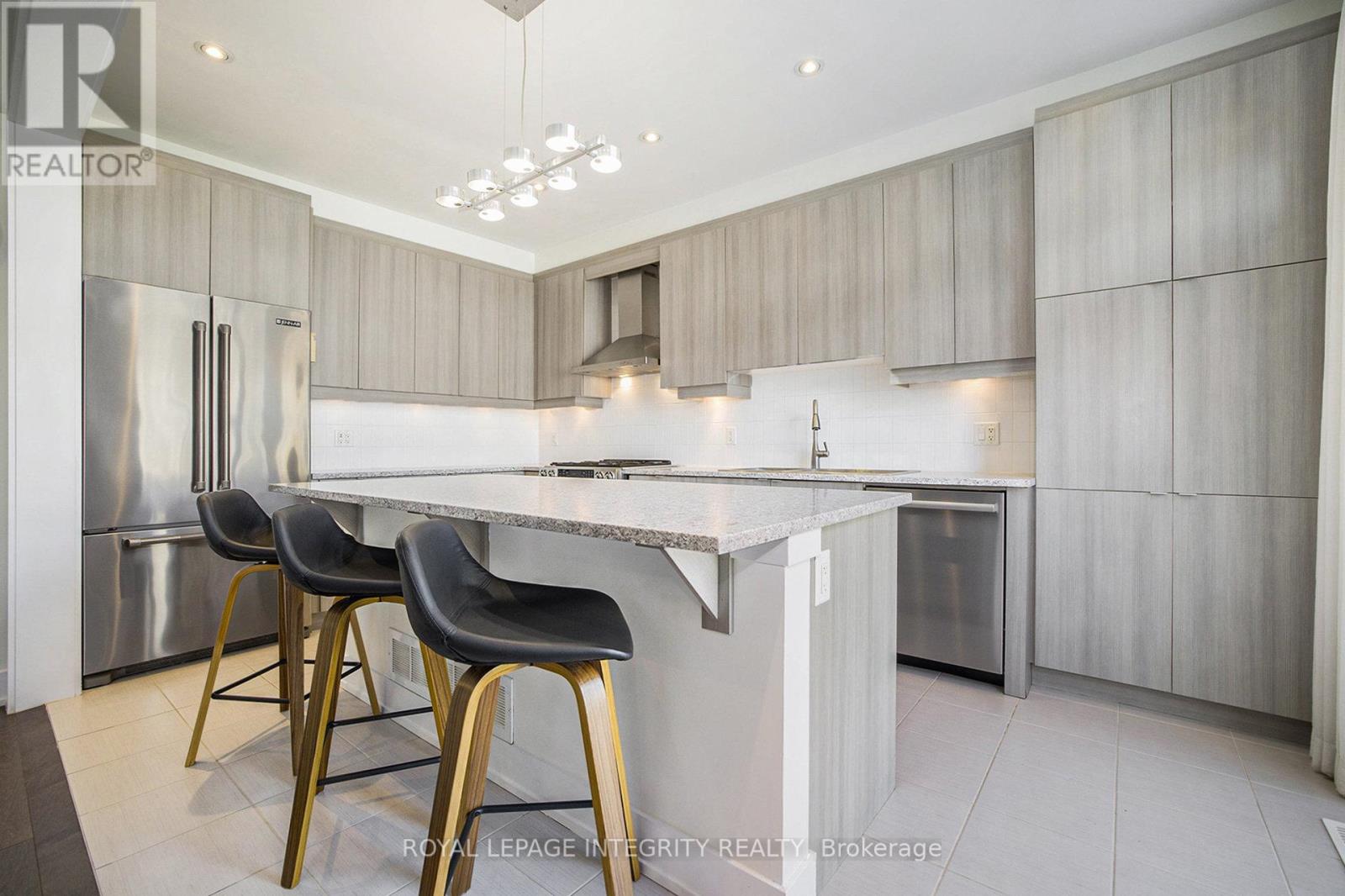 Photo 11 of 285 Meadowbreeze Drive, Ottawa ON
